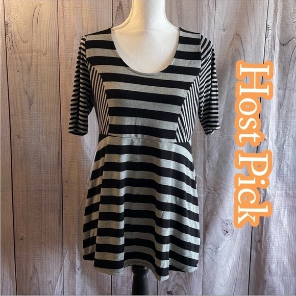 ✅2X Host Pick✅ Motherhood Maternity Striped Top, Medium - Picture 1 of 7